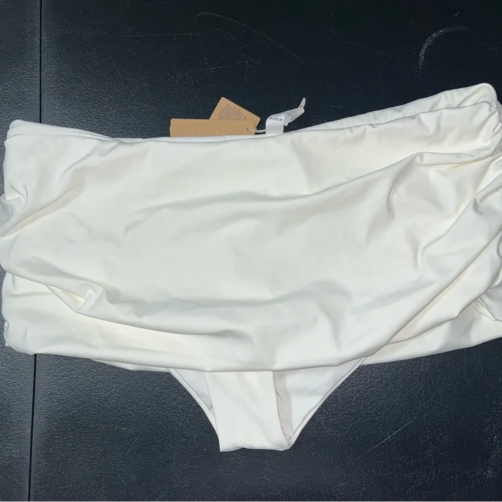Skims sculpted swim fold over bikini bottom-brand new with tags!